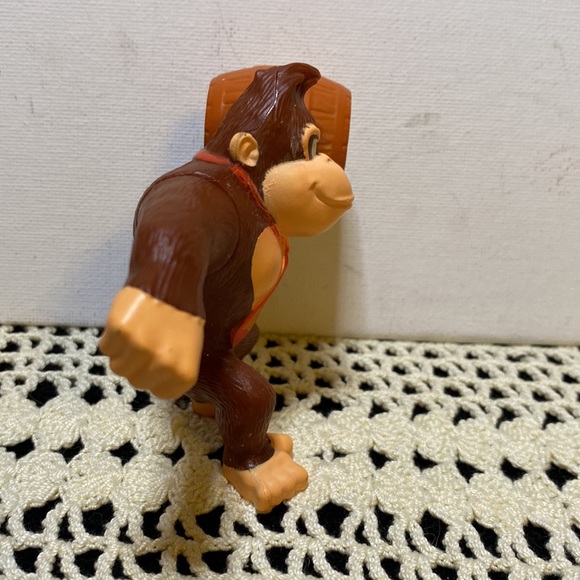 Donkey Kong toy with mobile arm and tie with DK - Picture 5 of 7